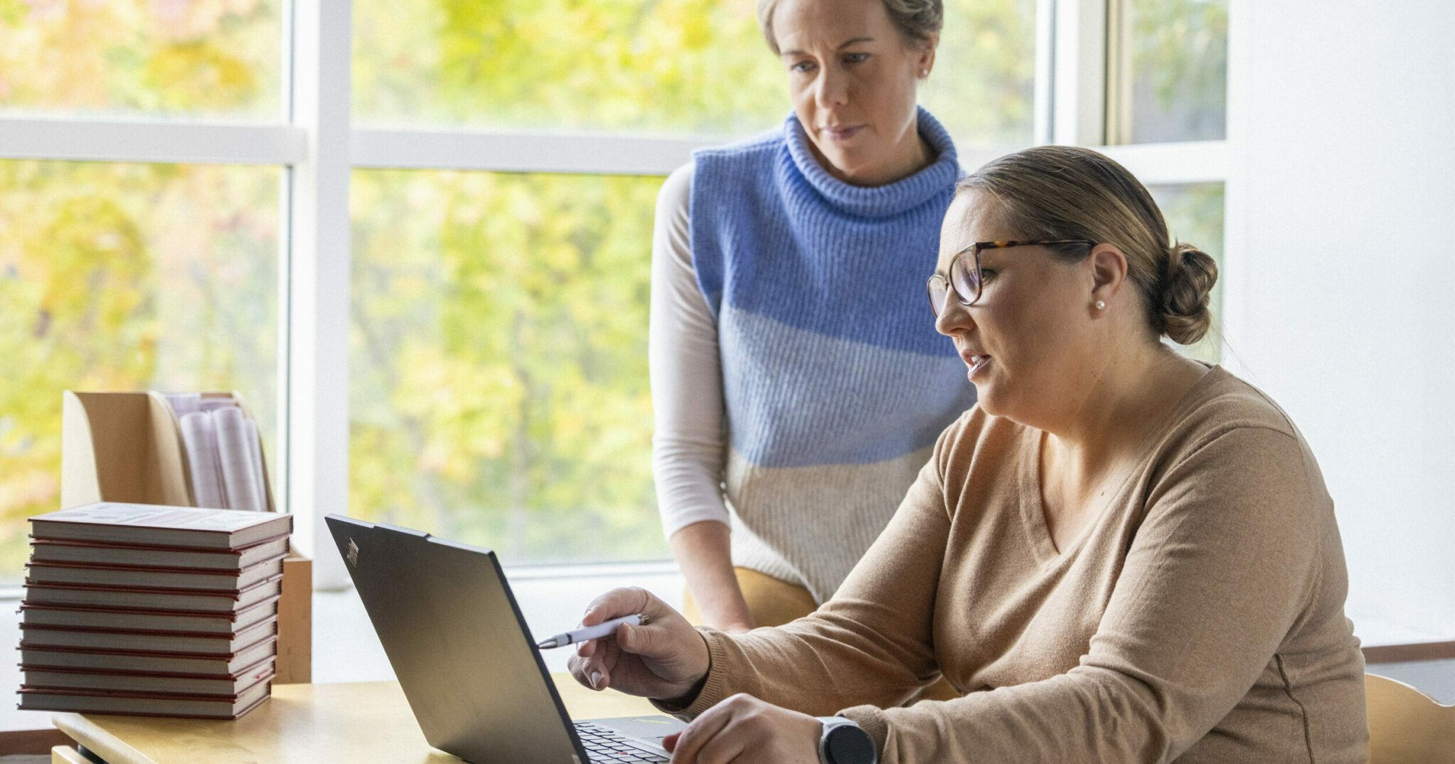Kaksi naisopettajaa läppärillä