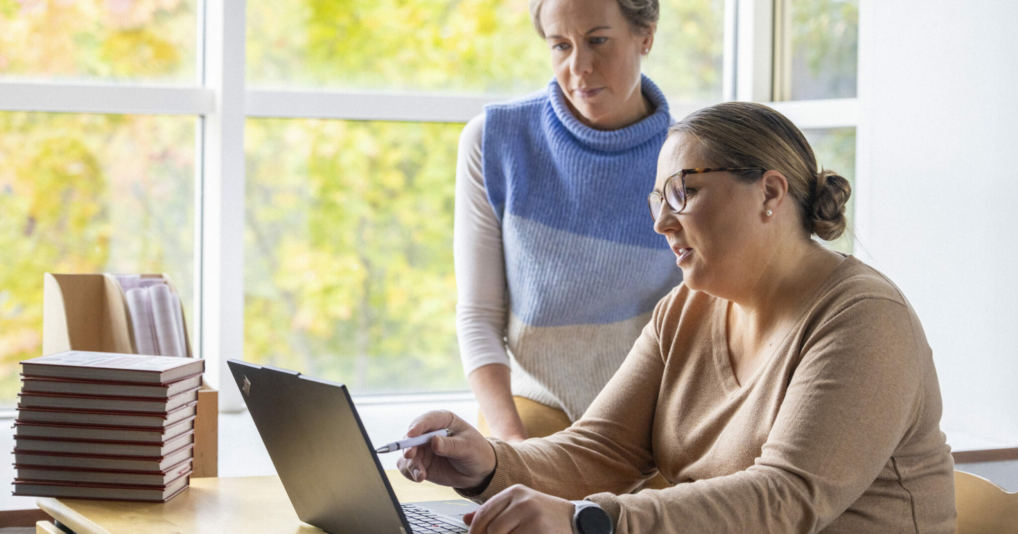 Kaksi naisopettajaa läppärillä